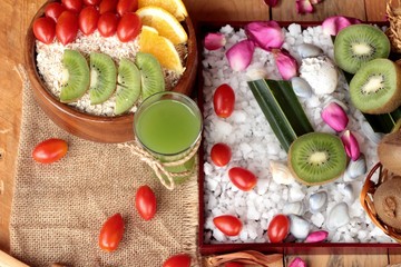 Oat flakes with fruit, kiwi, orange, tomato and kiwi juice.