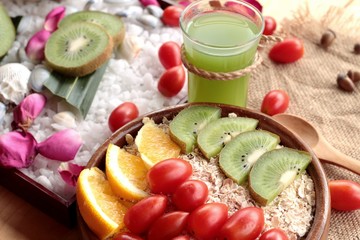 Oat flakes with fruit, kiwi, orange, tomato and kiwi juice.