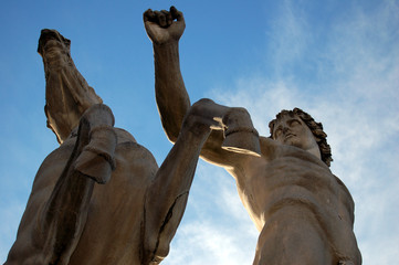 Statua di uomo e cavallo a Roma