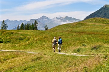 Fototapeta na wymiar Zwei Wanderer / Paar auf Wanderweg in den Bergen