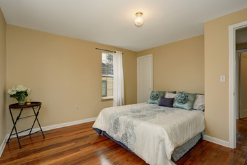 Minimalistic bedroom with qwhite bedding.