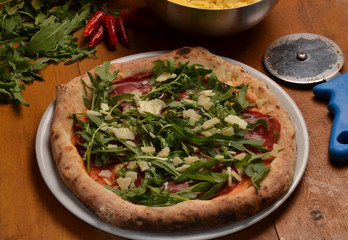 Pizza con vegetales en ambiente rustico.