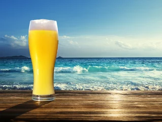 Küchenrückwand glas motiv fresh  unfiltered beer and tropical beach © Iakov Kalinin