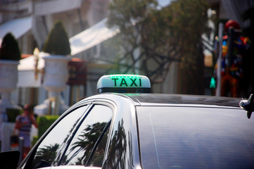 Taxi mit grünem Schild, freies Taxi