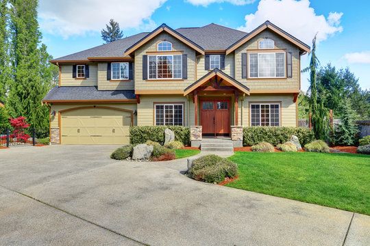 Luxurious home with large driveway.