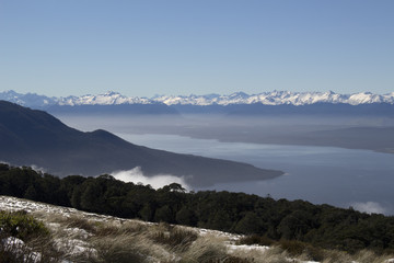 Vista panorámica del lago Te Anau des de la ruta Kepler