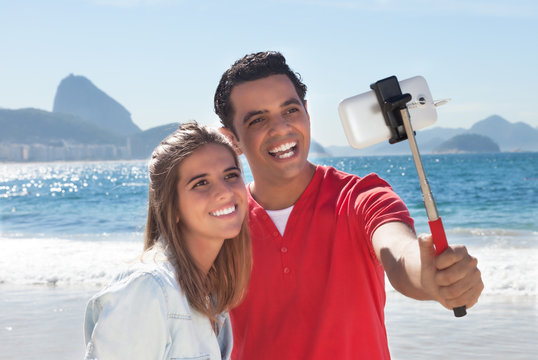 Liebespaar in Rio macht Selfie am Strand