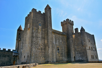 Fototapeta na wymiar château fort Beynac et Cazenac