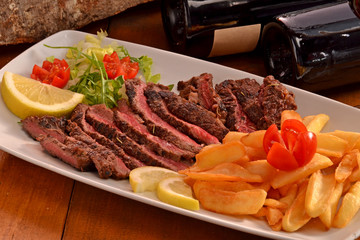 Carne de Parrilla estilo beef teak fileteada.Bistec fileteado.