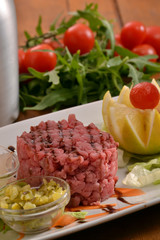 Tartar de carne de atun rojo y salsas.