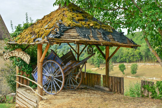 charette ancienne dans son abris en campagne