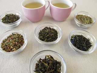 Verschiedene Grünteesorten und zwei Tassen Tee