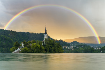 Tęcza podczas  Ulewy nad jeziorem Bled © Mike Mareen