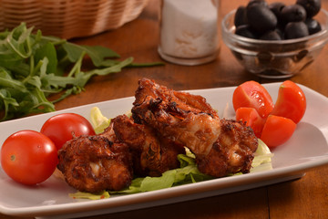 Plato de alitad de pollo a la bufala con vegetales.