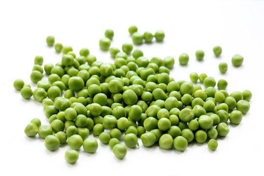 Placer green peas on a white background