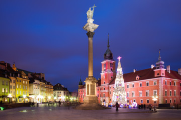 Naklejka premium Stare Miasto Warszawy nocą w Polsce
