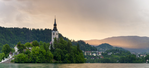 Fototapeta na wymiar Ulewa nad jeziorem Bled