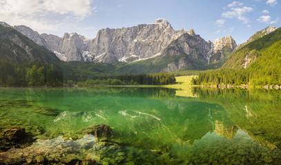 Panorama jeziora górskiego w Alpach Julijskich,Laghi di Fusine  - obrazy, fototapety, plakaty