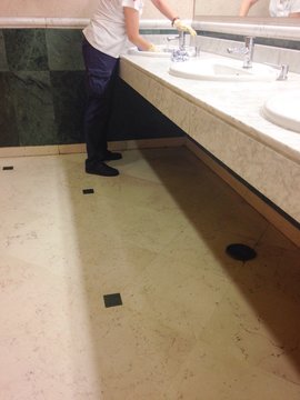 Mujer limpiando un lavabo