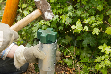 Bodeneinschlagh&uuml;lse setzen