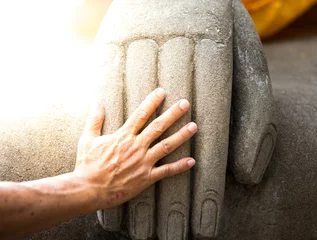 Papier Peint photo Lavable Bouddha Main humaine et main de statue de bouddha