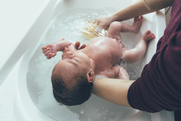 Les premiers bains du nouveau-né/bébé en 5 étapes simples