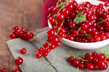 Fresh red currants in bowl on table close up
