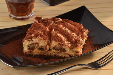 Pastel, torta tiramisù con polvo de canela.