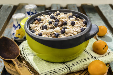 oatmeal with raisins and blueberries
