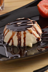 Pudding de vainilla con crema de caramelo.