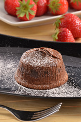 Plato de pastel de chocolate y frutas,el postre ideal.