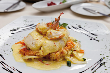 Zanderfilet mit Scampi, Basmati-Reis und geschmortem Gemüse in