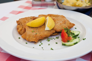 Nahaufnahme von panierte Cordon bleu vom Kalb mit Kartoffelsalat