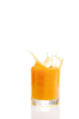 Orangensaft Splash vor weißem Hintergrund