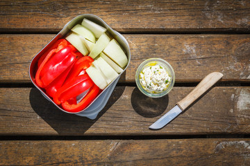 Picknick mit Leinöl-Kräuterquark-Dip und Gemüsesticks, Paprik