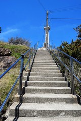 荒崎灯台(海上保安庁 酒田海上保安部)／山形県鶴岡市にある荒崎灯台を撮影した写真です。荒崎灯台は白亜円形の小型灯台で加茂水族館近くの断崖絶壁に建っています。周辺は庄内海浜県立自然公園に指定され日本海を望む風光明媚の地です。灯塔高（地上から塔頂まで）は12.4m、標高（平均海面～灯火）は33mで、光度は5600カンデラ（実効光度）、光達距離は12.5海里（約23km）の灯台です。