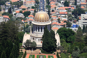 Bahai temple and gardens with the city of Haifa in the background © STOCKSTUDIO