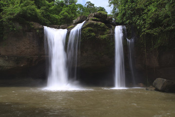 Fototapeta na wymiar タイ・カオヤイ国立公園のヘオスワット滝
