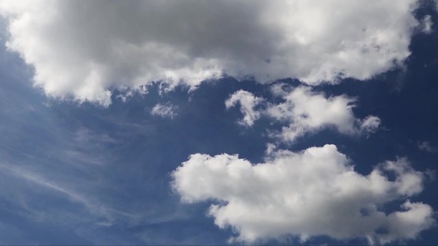 Wolken ziehen im Zeitraffer vorbei