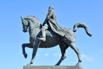 Fototapeta premium Statue depicting King Carol I of Romania
