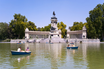 Fototapeta na wymiar Retiro Park Madrid Parque del Retiro Denkmal Alfonso XII.