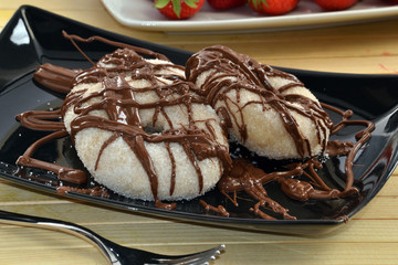 Pasteles estilo donuts con crema de chocolate