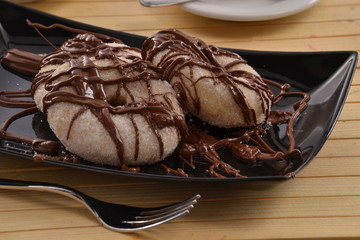 Pasteles estilo donuts con crema de chocolate