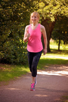 Seniorin joggt im Park