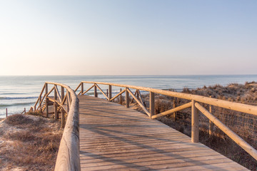 Obraz premium Chodnik na śródziemnomorską plażę (Guardamar, Hiszpania)