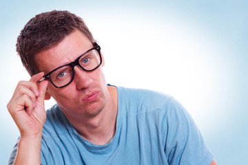 Obraz premium Mann in Gläsern