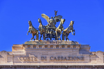 Obraz premium Bronze quadriga on the Palace of Justice in Rome