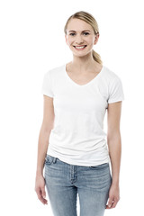 Obraz premium Smiling pretty girl posing to camera
