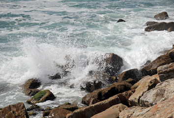 Morskie fale uderzające w skały © Maciej Szaluś