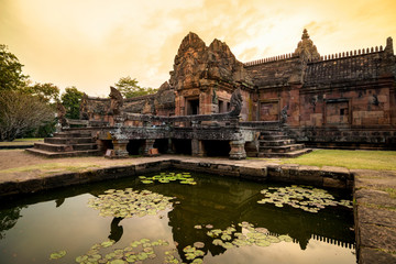 Naklejka premium sunset at Khao Phanom Rung castle rock.In Thailand.